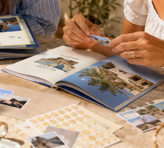 Éléments du kit Albom posés sur une table.